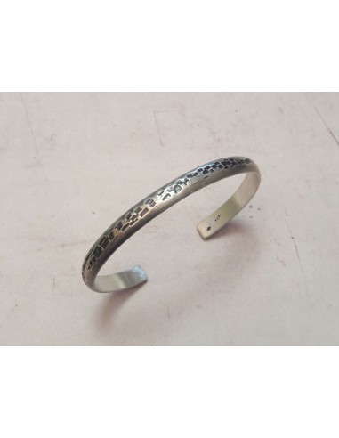 Bracelet Jonc Ethnique en Argent Massif est présent 